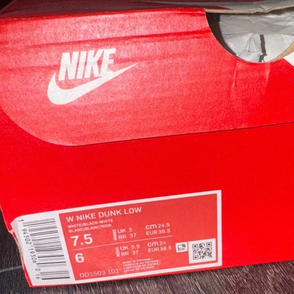 NEW IN BOX Nike Women’s Black & Red Dunk Low Top Sneakers - Picture 9 of 9